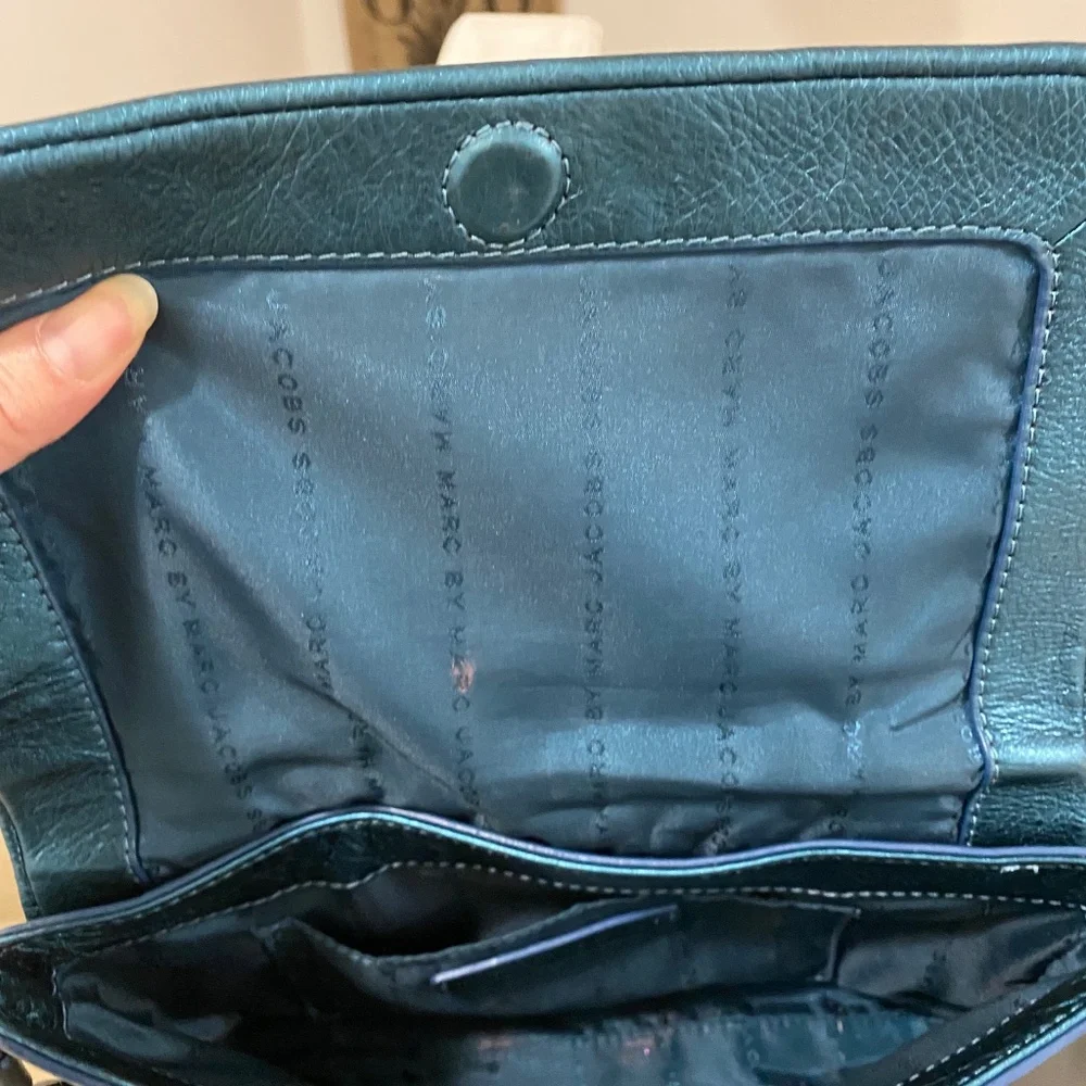 Marc by Marc Jacobs Blue Metallic Leather Crossbody Bag – Designer Chic Statemen
